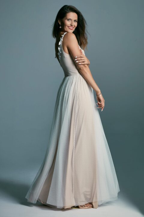 suknia ślubna o delikatnym kroju z długim, zwiewnym dołem i ramiączkami na plecach
