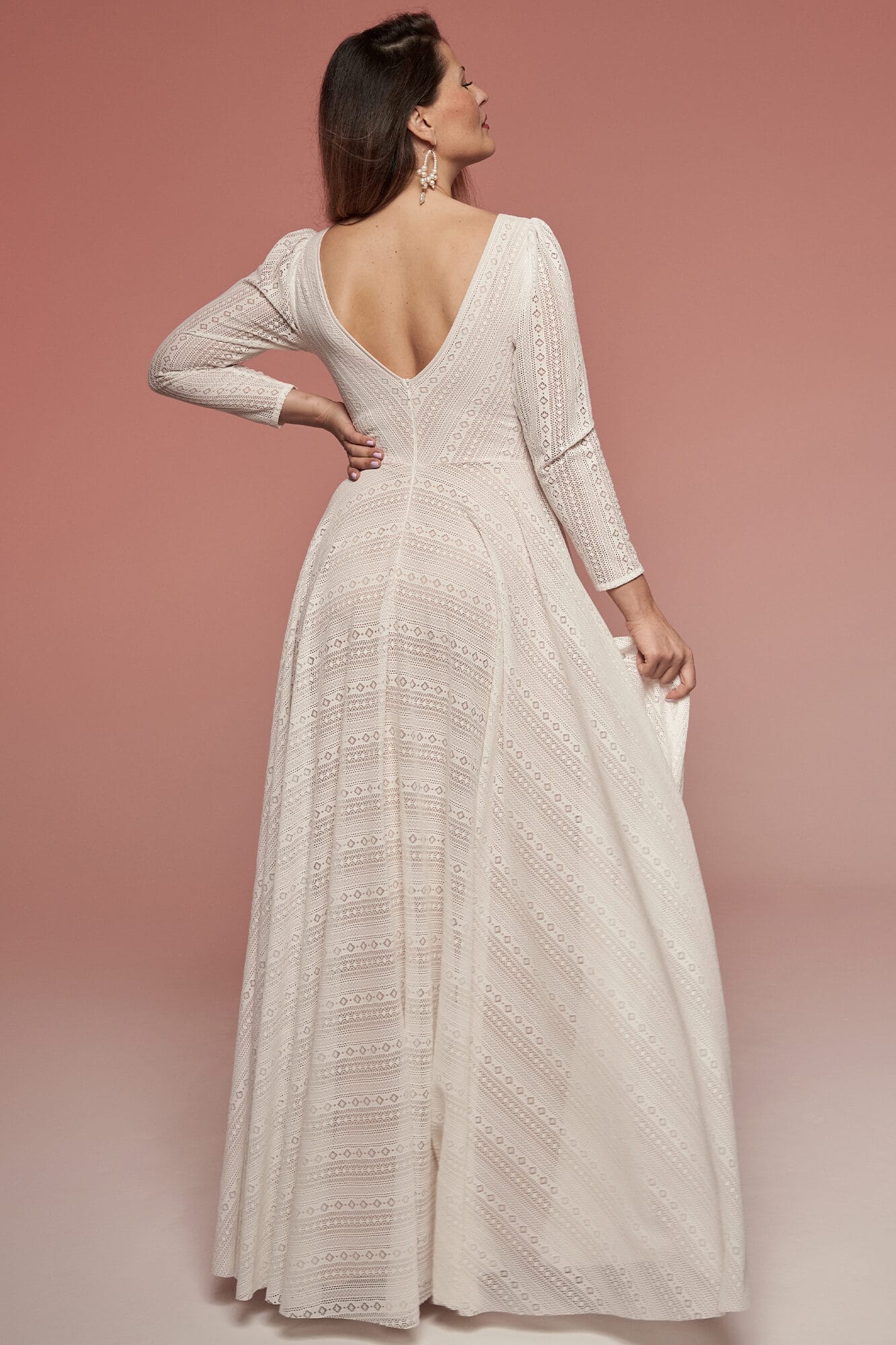 suknia ślubna z długimi rękawami i dekoltem w serek, widok z tyłu na jasnym tle