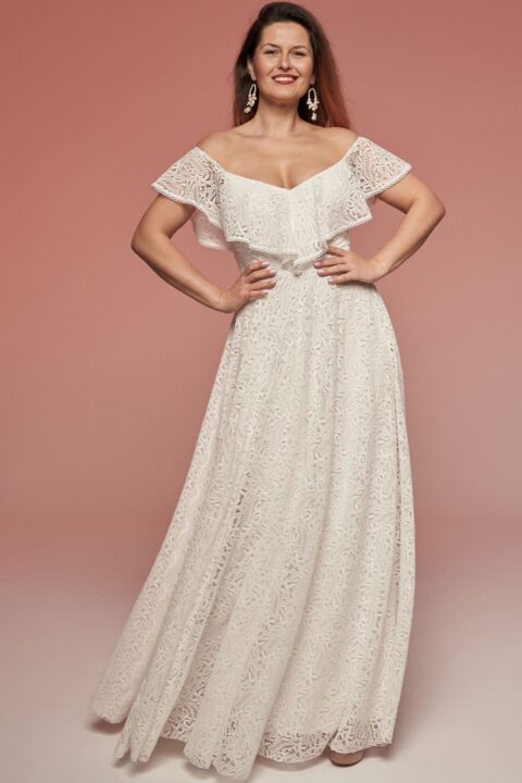 suknia ślubna z dekoltem w kształcie serca i odkrytymi ramionami, z koronkowym wykończeniem.