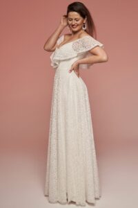 suknia ślubna z koronkowym wzorem i falbanami na ramionach, w kolorze białym