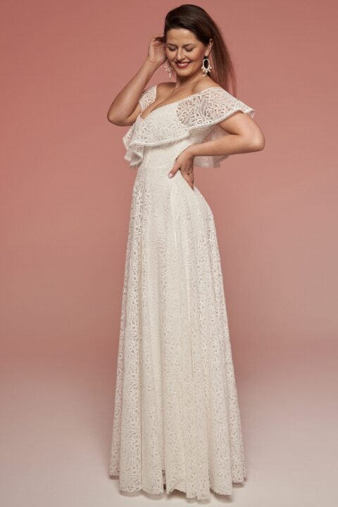 suknia ślubna z koronkowym wzorem i falbanami na ramionach, w kolorze białym