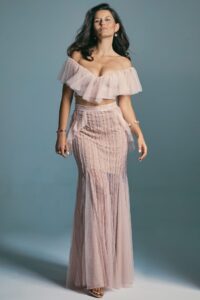 suknia w kolorze różowym z falbanami na górze oraz dopasowanym dołem