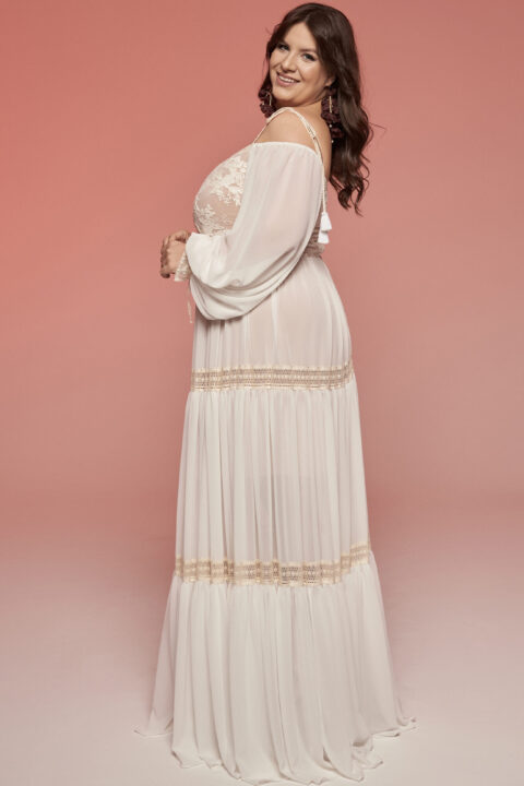 suknia z długimi rękawami, w kolorze białym, z falbanami i złotymi detalami