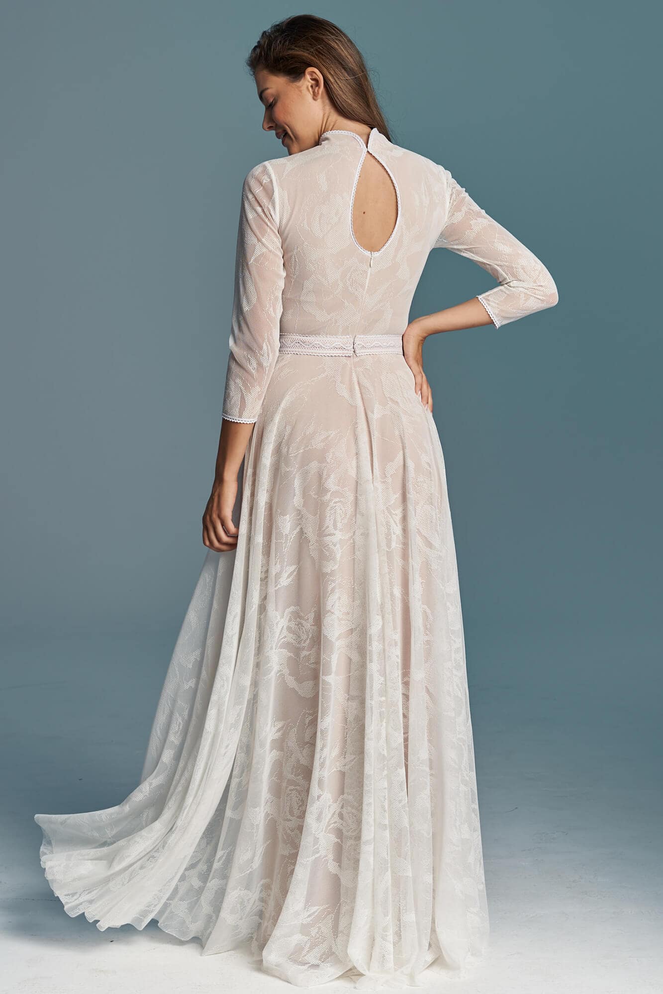 suknia ślubna z długim rękawem i dekoltem w kształcie łezki na plecach