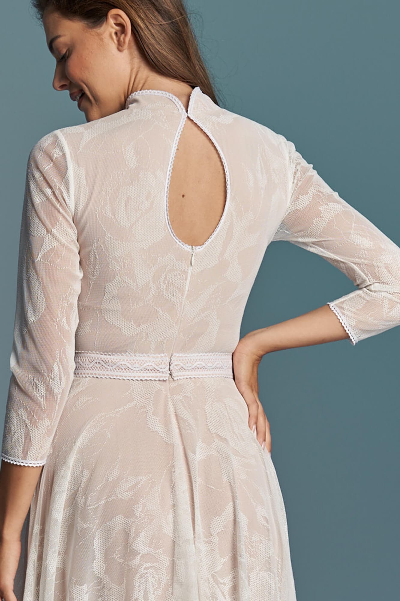 suknia ślubna z długimi rękawami i wycięciem na plecach