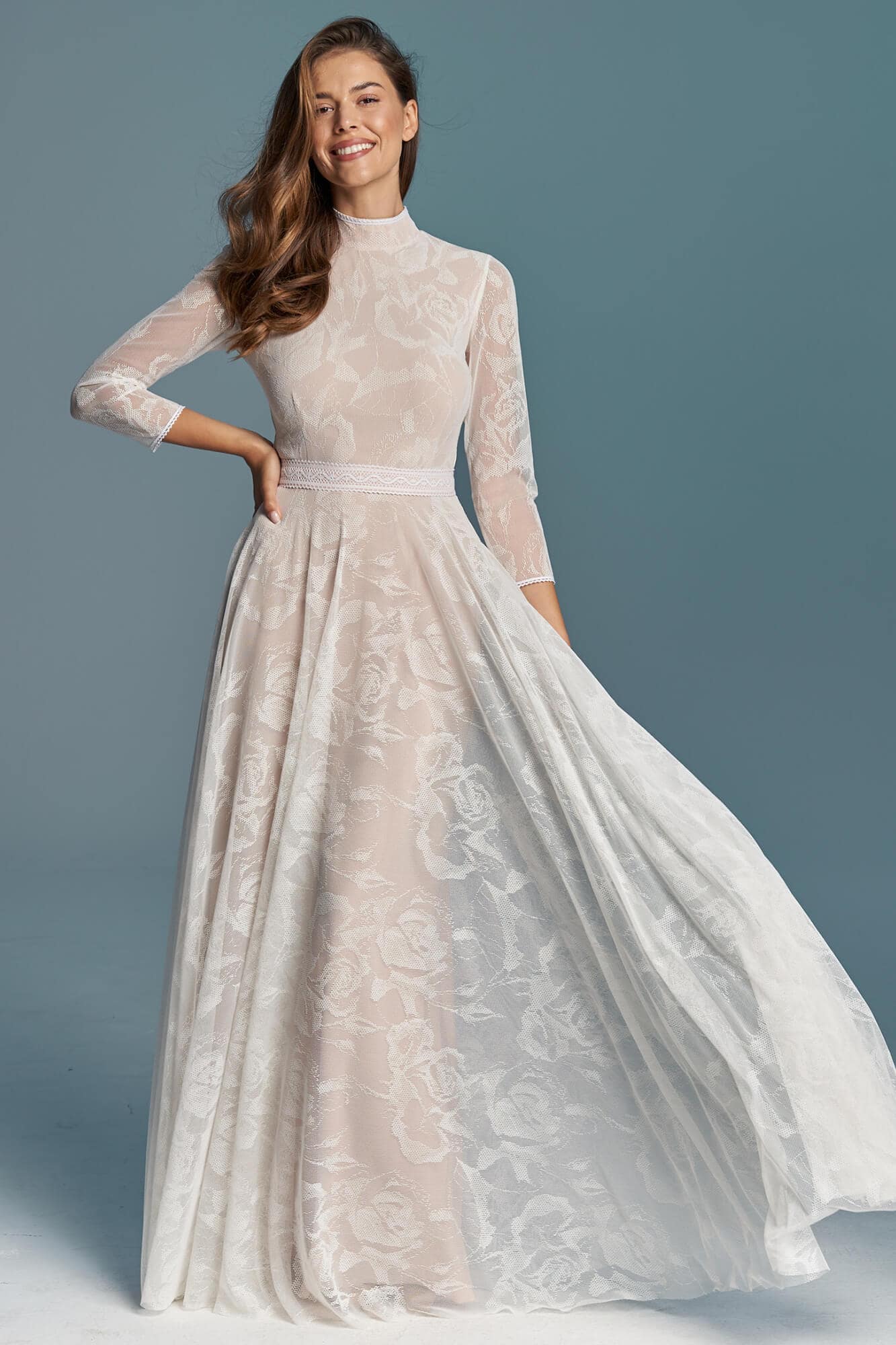 suknia ślubna z długim rękawem, koronkowym wzorem i lekko rozkloszowanym dołem