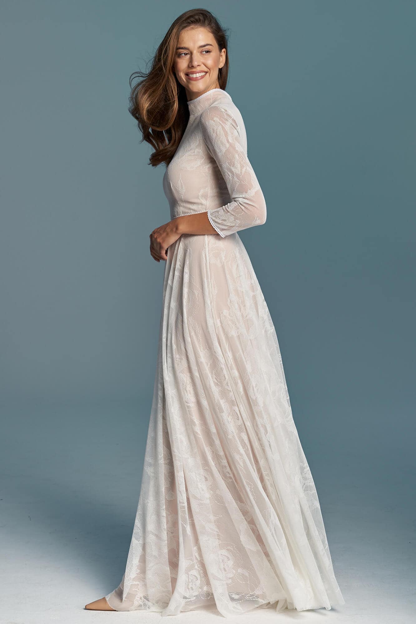 suknia ślubna z długim rękawem, w jasnym kolorze, z lejącą spódnicą.