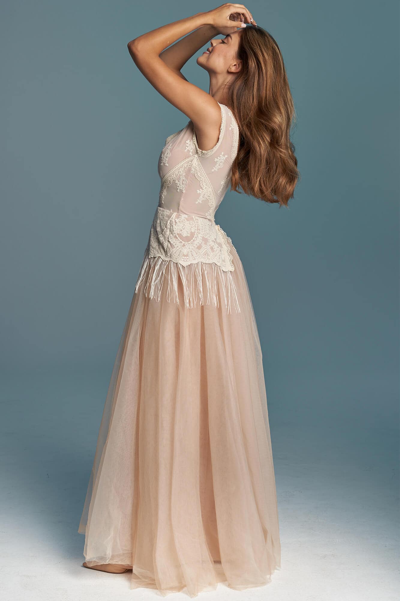 suknia ślubna z koronkowym górnym elementem i długim, przezroczystym dołem z frędzlami