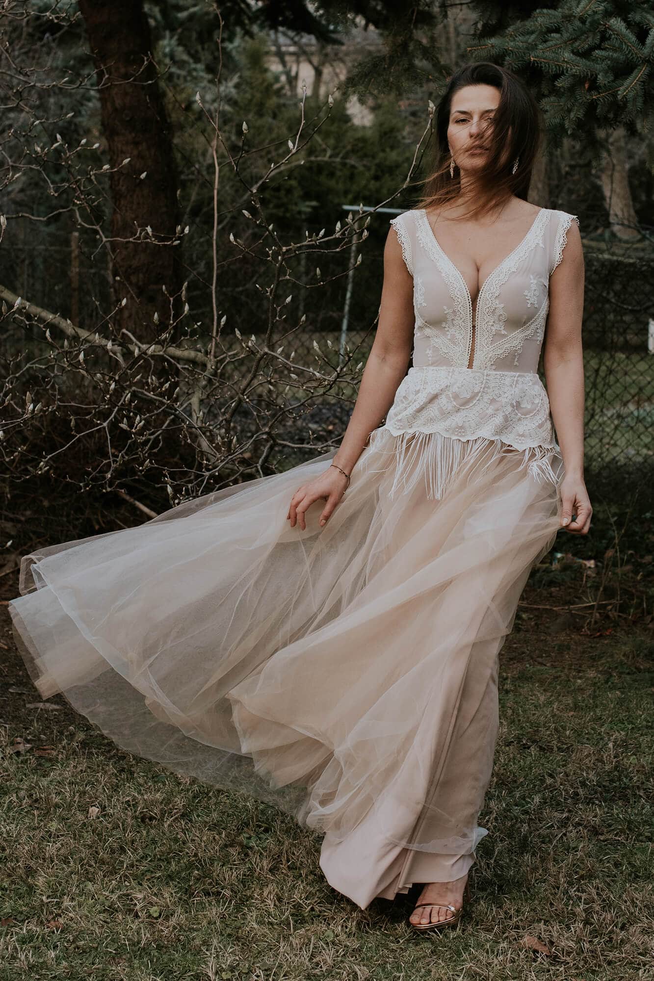 suknia ślubna z dekoltem w serek, z koronkowym gorsetem i zwiewnym dołem z tiulu