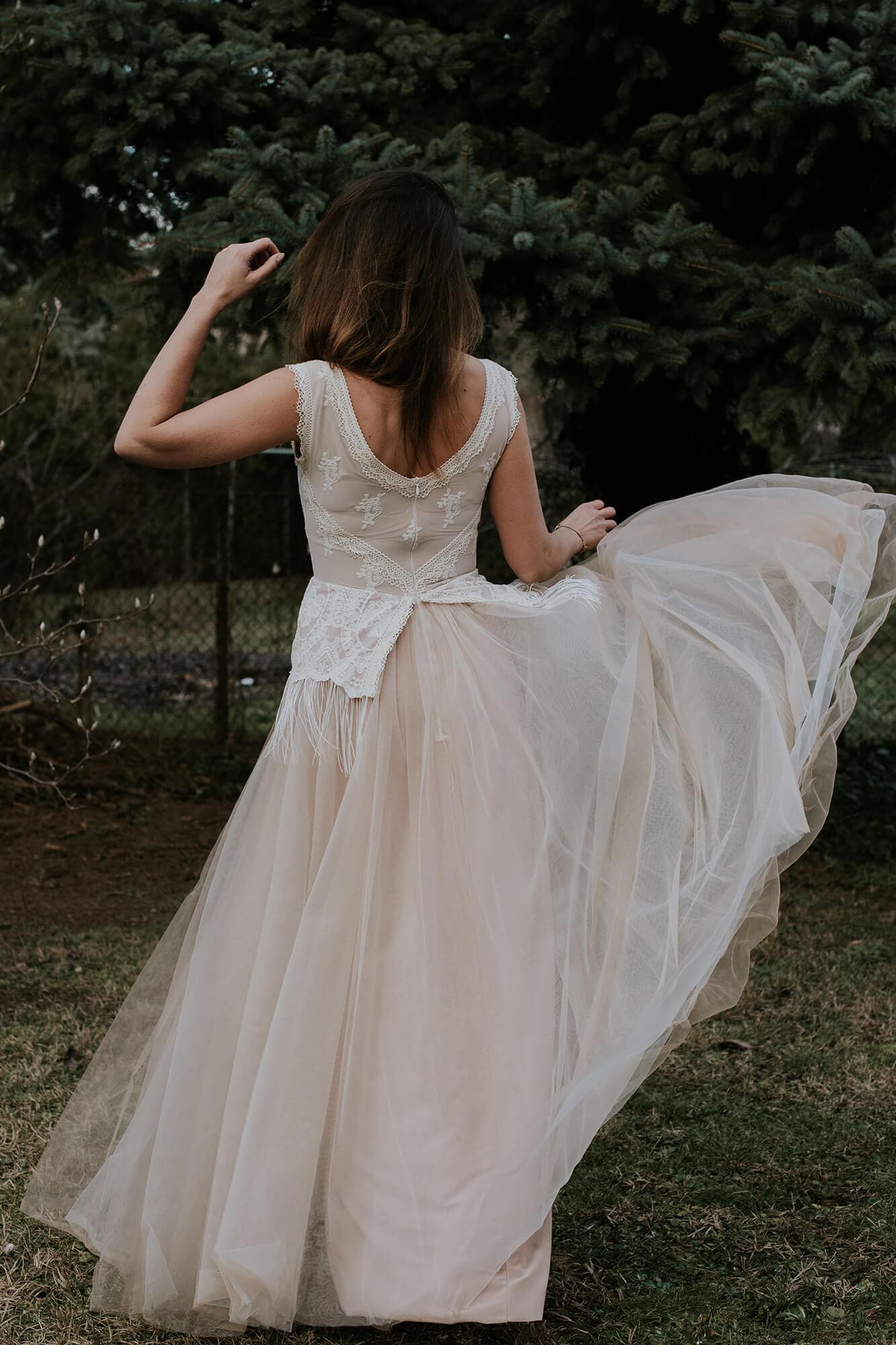 suknia ślubna z koronkowym gorsetem i zwiewnym, długim dołem w kolorze jasnego beżu