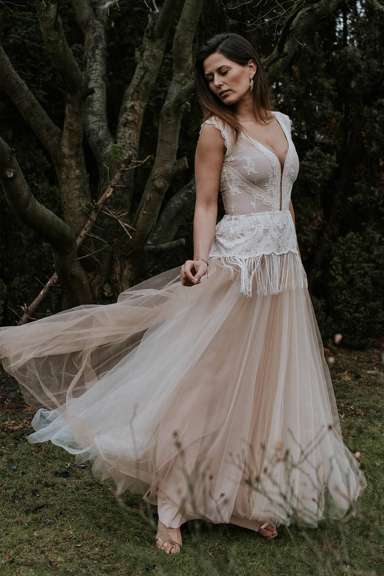 Suknia ślubna z koronkowym gorsetem i zwiewnym, transparentnym dołem.