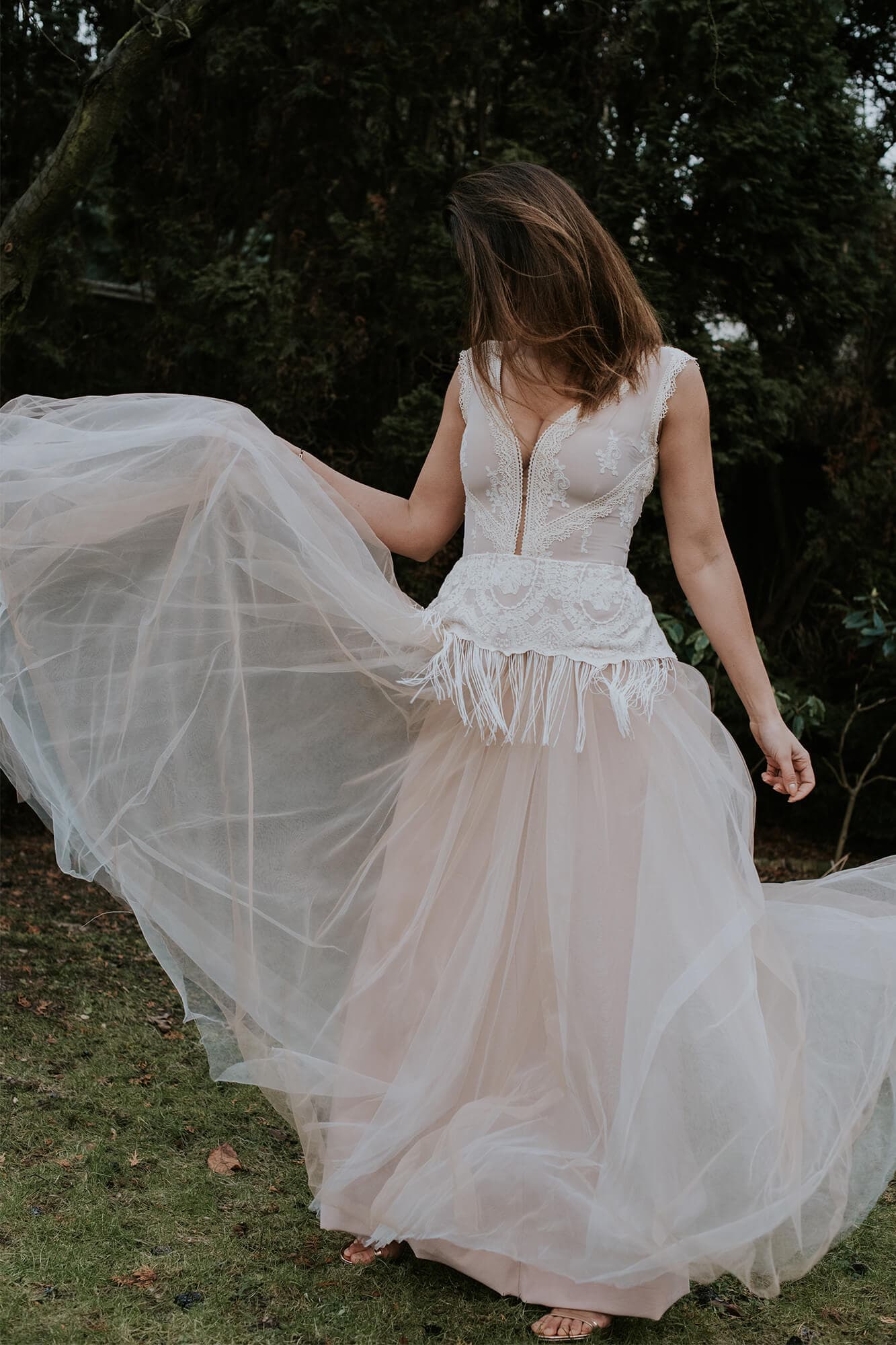 suknia ślubna z koronkowym górnym elementem i długim, zwiewnym dołem