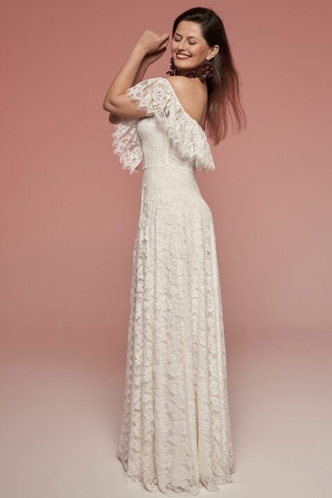 suknia ślubna z koronkowymi rękawami, w kolorze białym, z długim dołem i dopasowaną górą