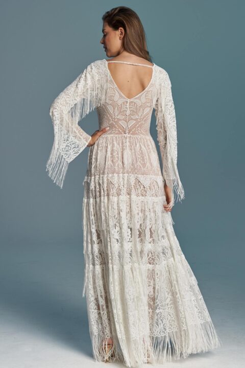 suknia ślubna z długimi rękawami, koronkowym zdobieniem i frędzlami na dolnej części.