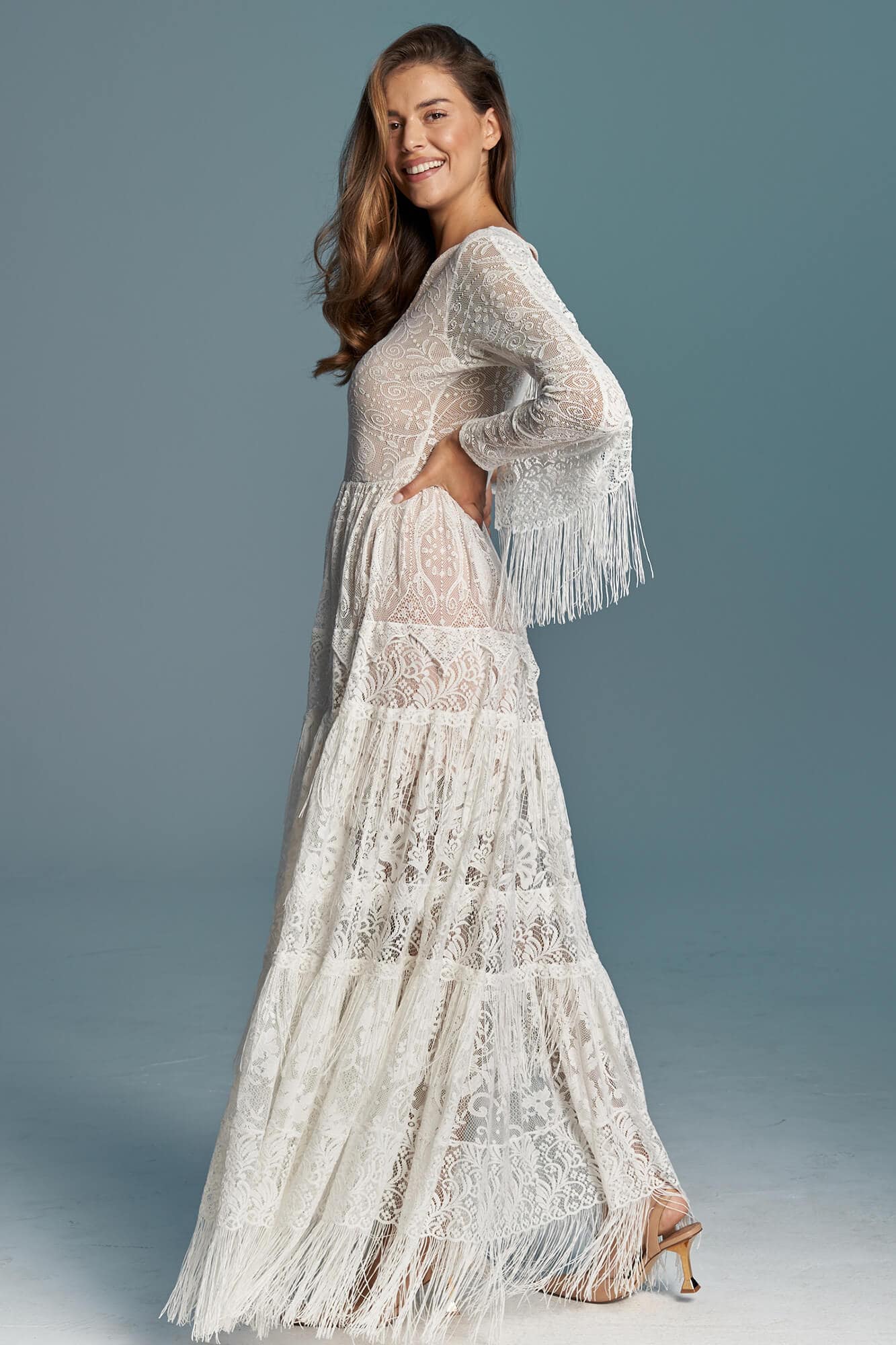 suknia ślubna z długimi rękawami i falbanami, wykonana z koronkowego materiału