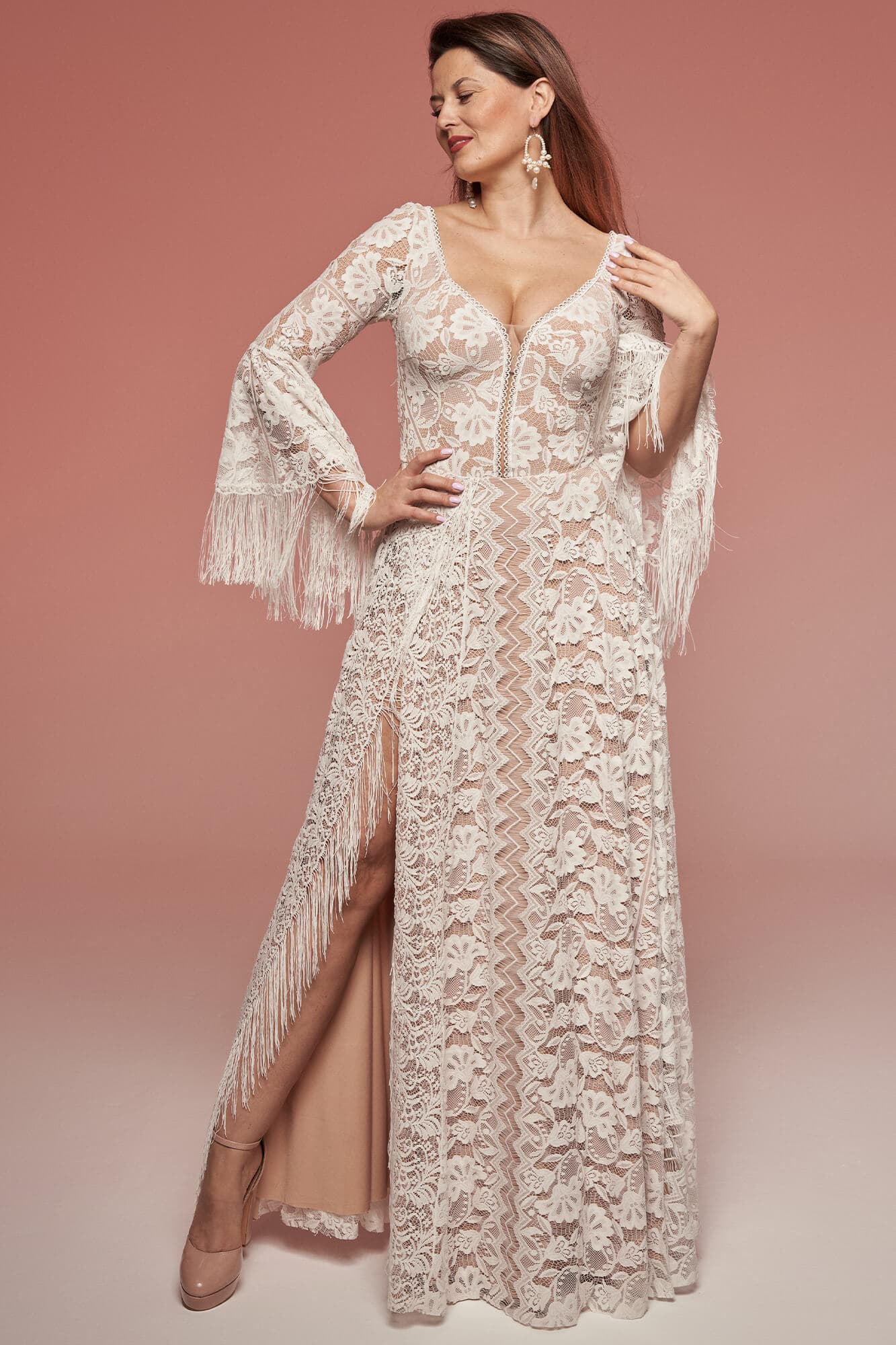 suknia ślubna z długimi rękawami, koronkowym wykończeniem i rozcięciem na nogach