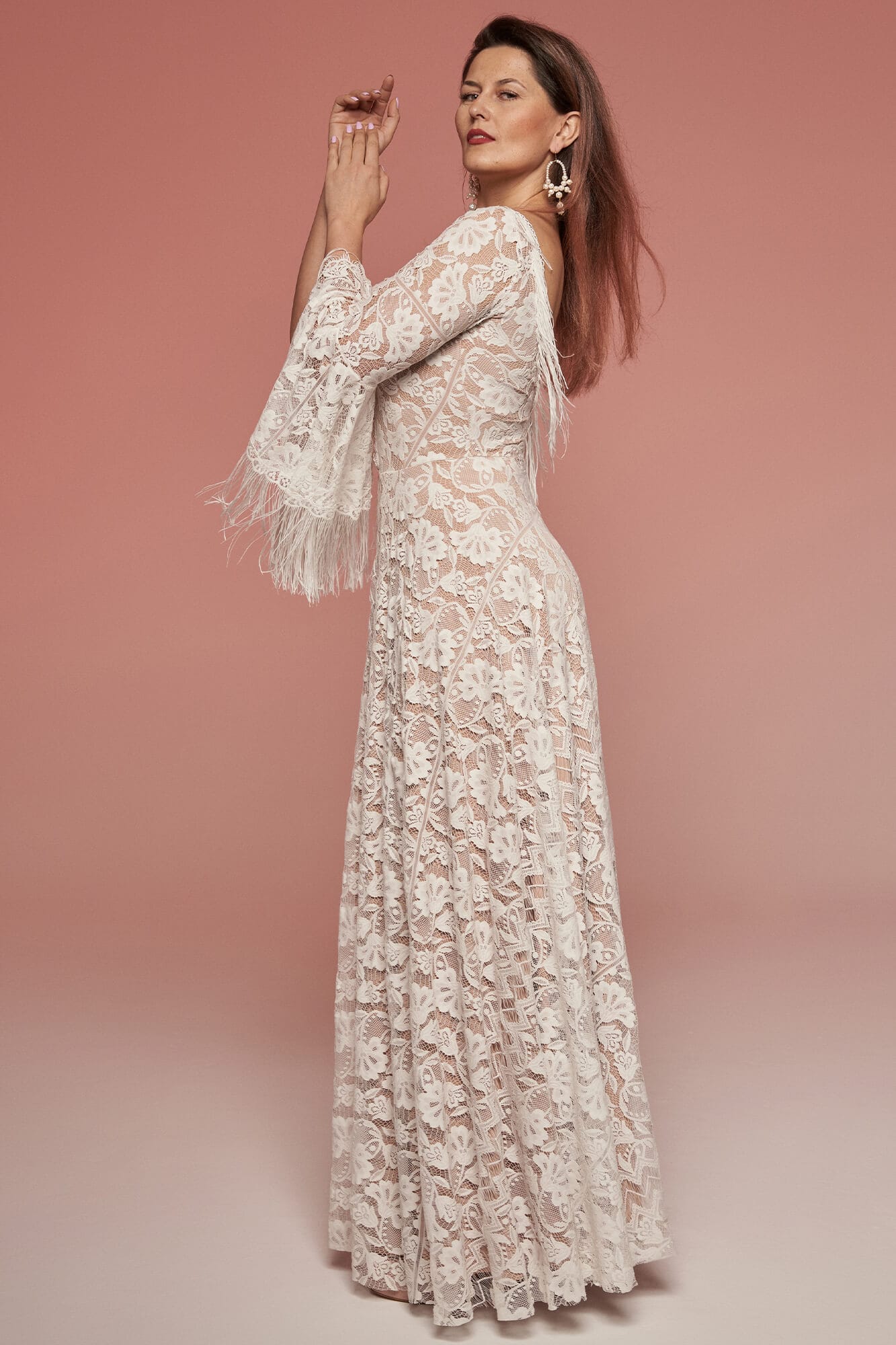 suknia w kolorze kremowym z długimi rękawami i koronkowym wykończeniem