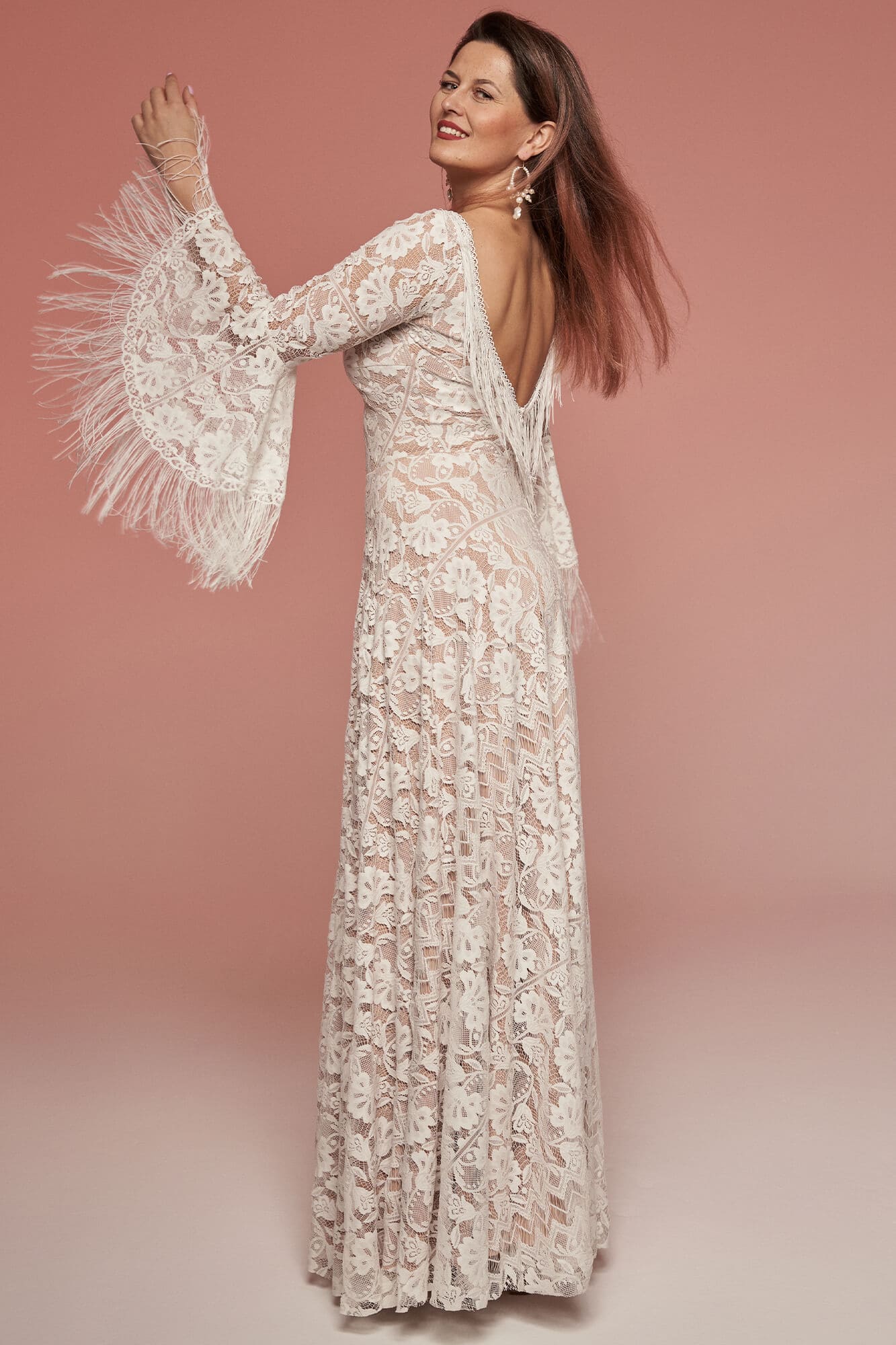 suknia ślubna z długimi rękawami, koronką i frędzlami na mankietach, w kolorze jasnym