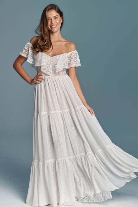 suknia ślubna z odkrytymi ramionami, z falbanami i długim trenem w kolorze białym