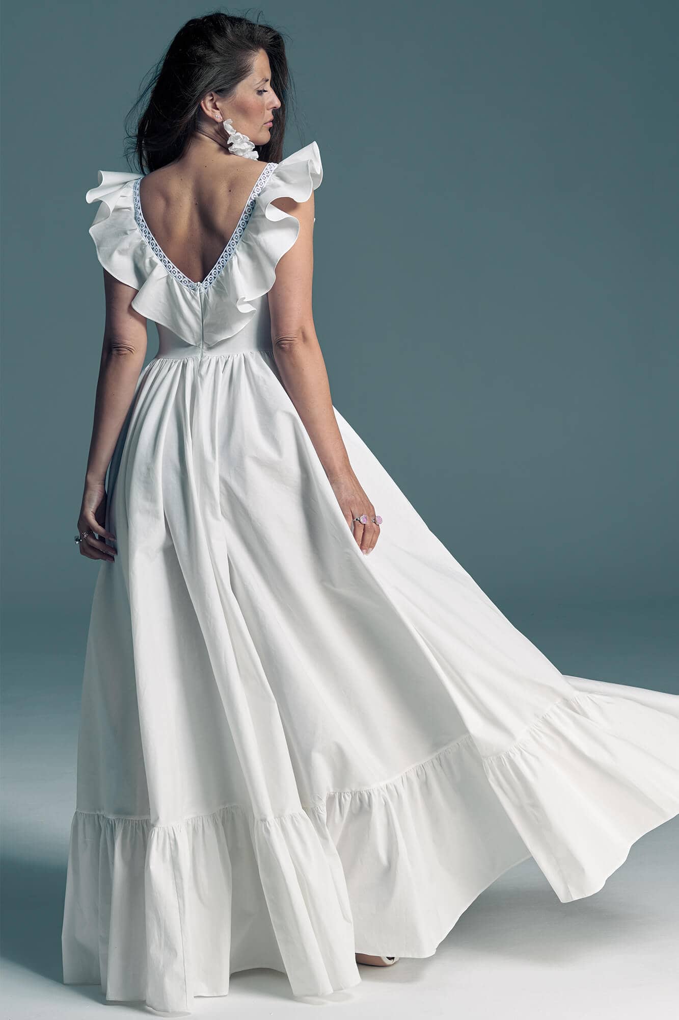 suknia ślubna z dekoltem w serek, ramiączkami i falbanami, z długim trenem