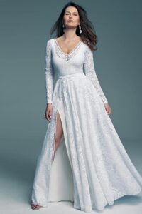 suknia ślubna z długimi rękawami, koronkowym wykończeniem i rozcięciem na nodze