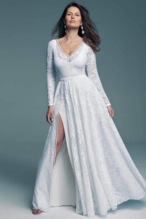 suknia ślubna z długimi rękawami, koronkowym wykończeniem i rozcięciem na nodze