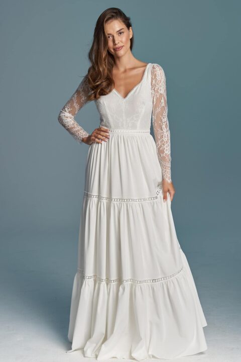 suknia ślubna z długimi koronkowymi rękawami i falbanami na dole, w kolorze białym