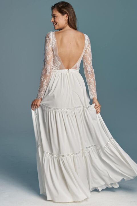 suknia ślubna z długimi koronkowymi rękawami i dekoltem w serek, z falbanami u dołu.