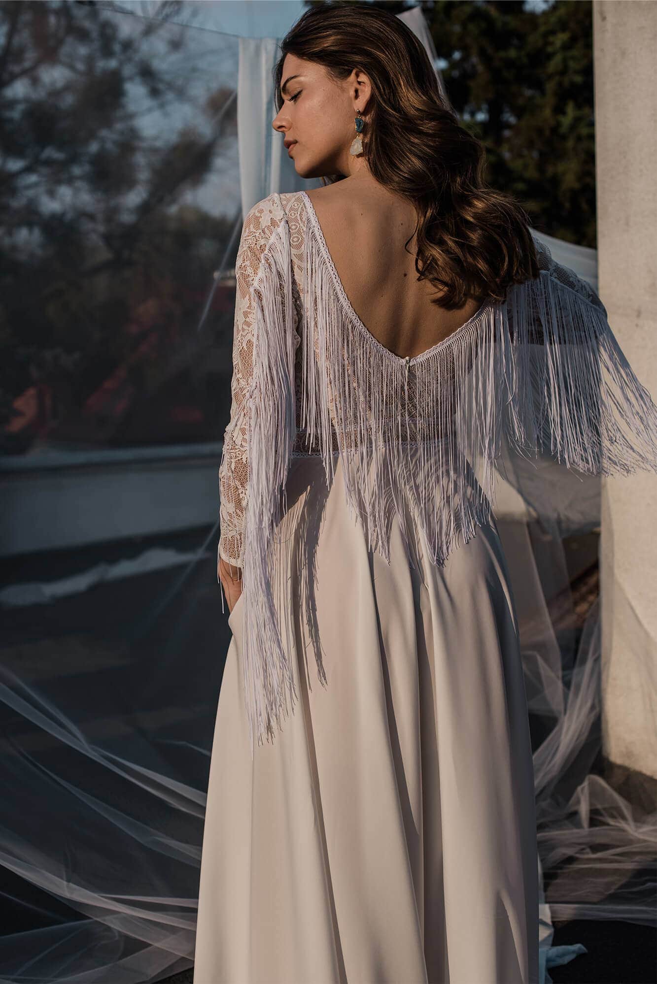 suknia ślubna z długimi rękawami i frędzlami, widok z tyłu