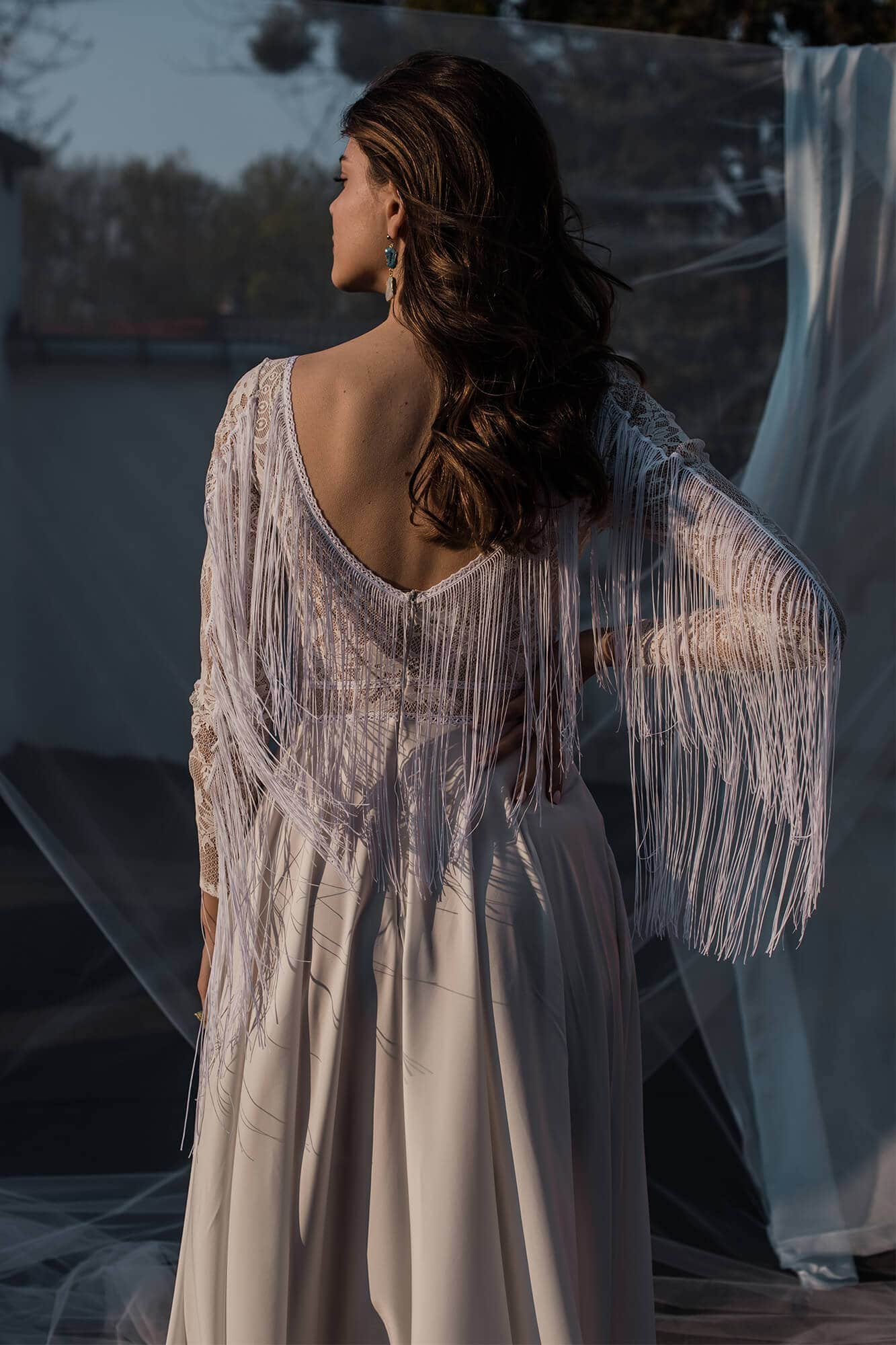 suknia ślubna z frędzlami, odsłaniająca plecy, z długimi rękawami