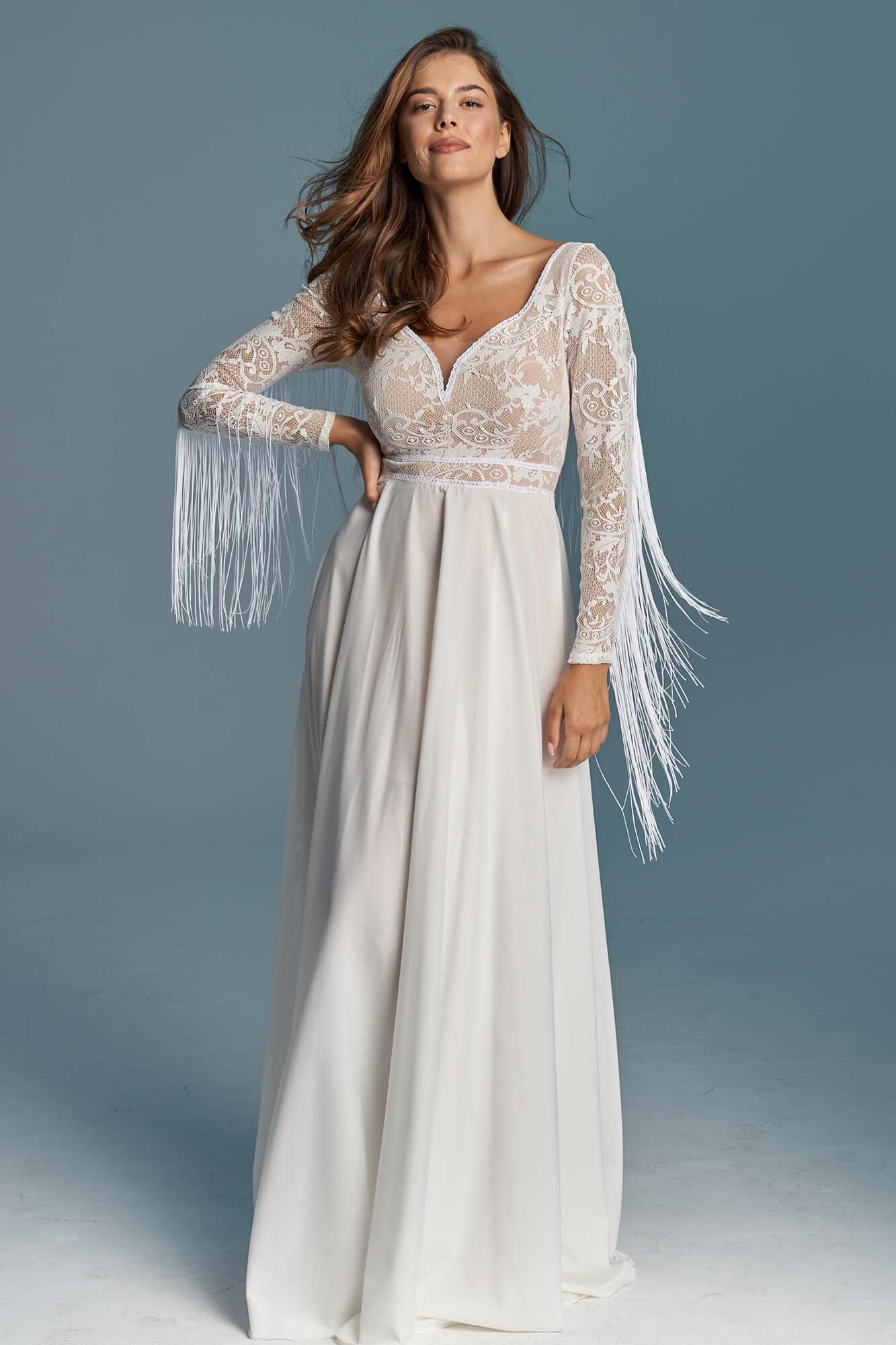 suknia ślubna z długim koronkowym rękawem i frędzlami, w kolorze białym, z dekoltem w kształcie litery V
