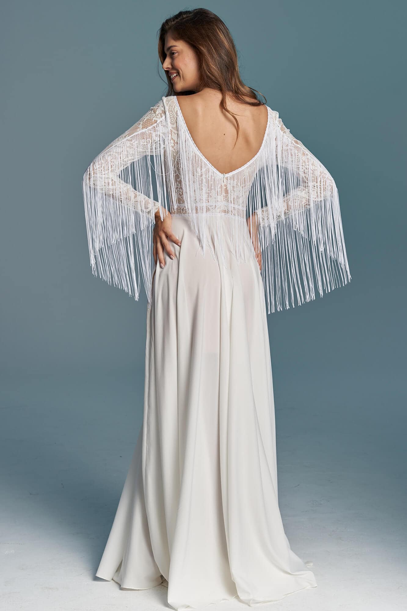 suknia ślubna z długimi rękawami, zdobiona frędzlami, w kolorze białym