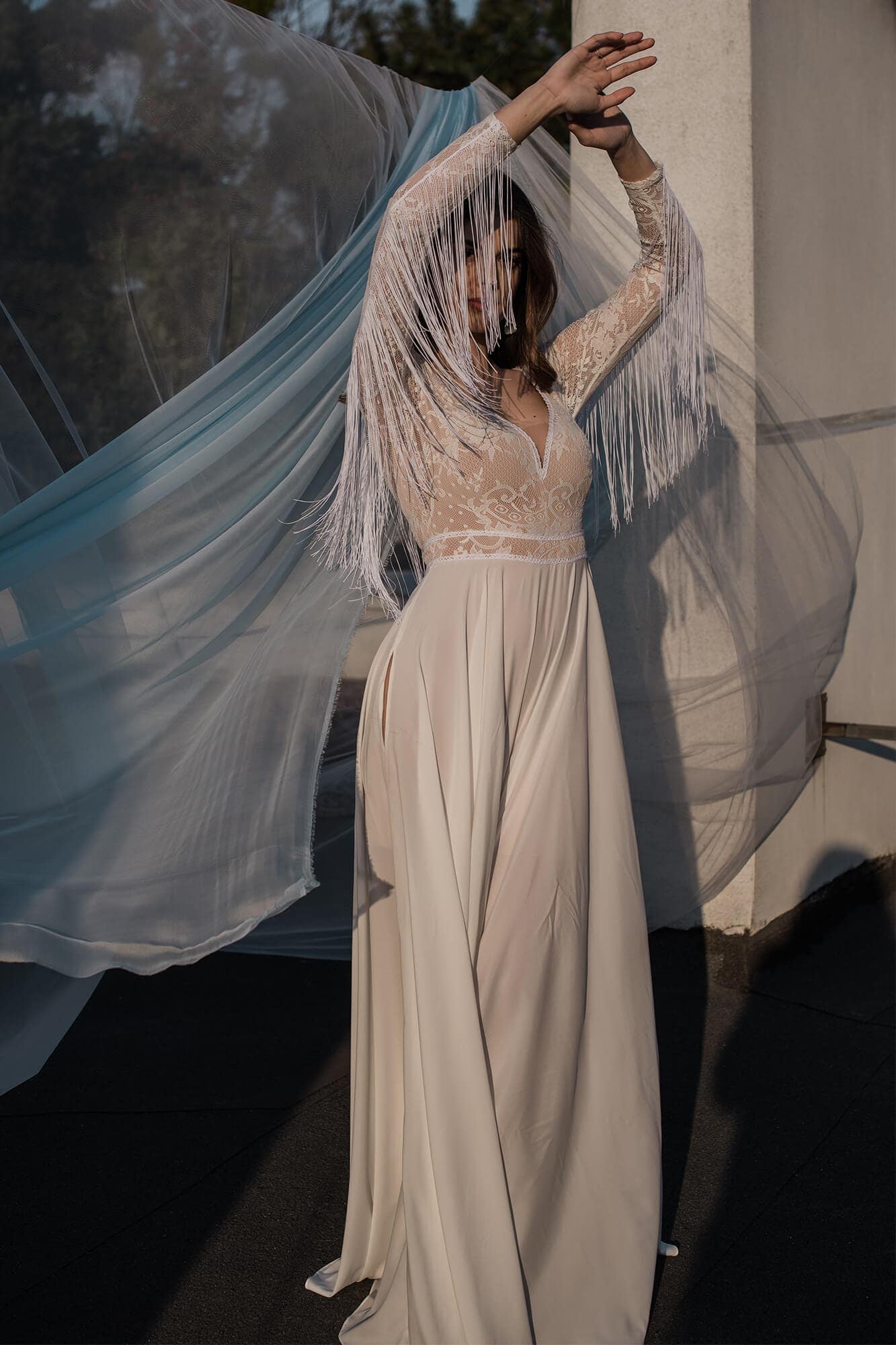 suknia ślubna z długim rękawem, koronkowym bodicem i długim, zwiewnym welonem