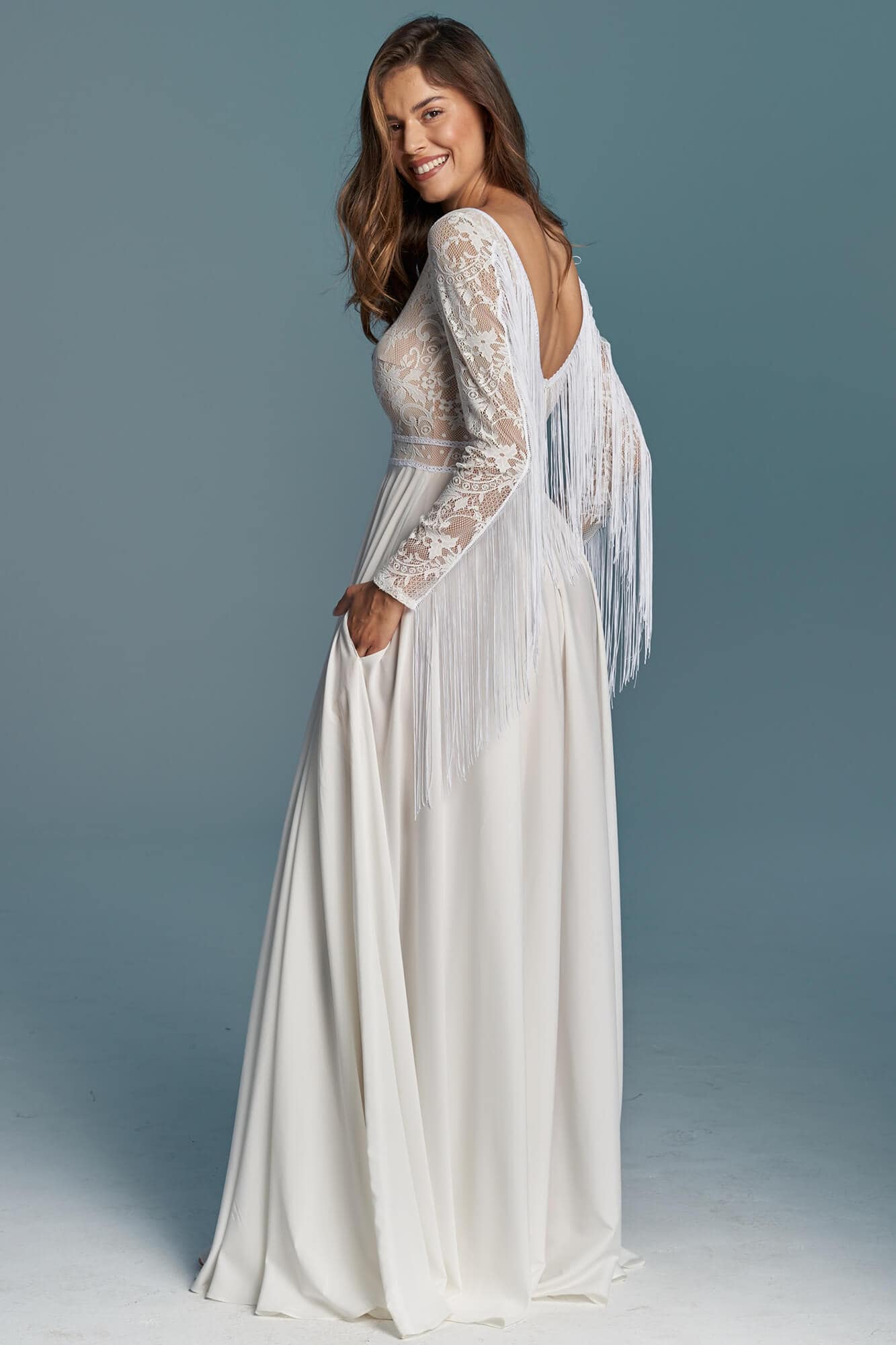 suknia ślubna z długimi koronkowymi rękawami i frędzlami na plecach w kolorze białym