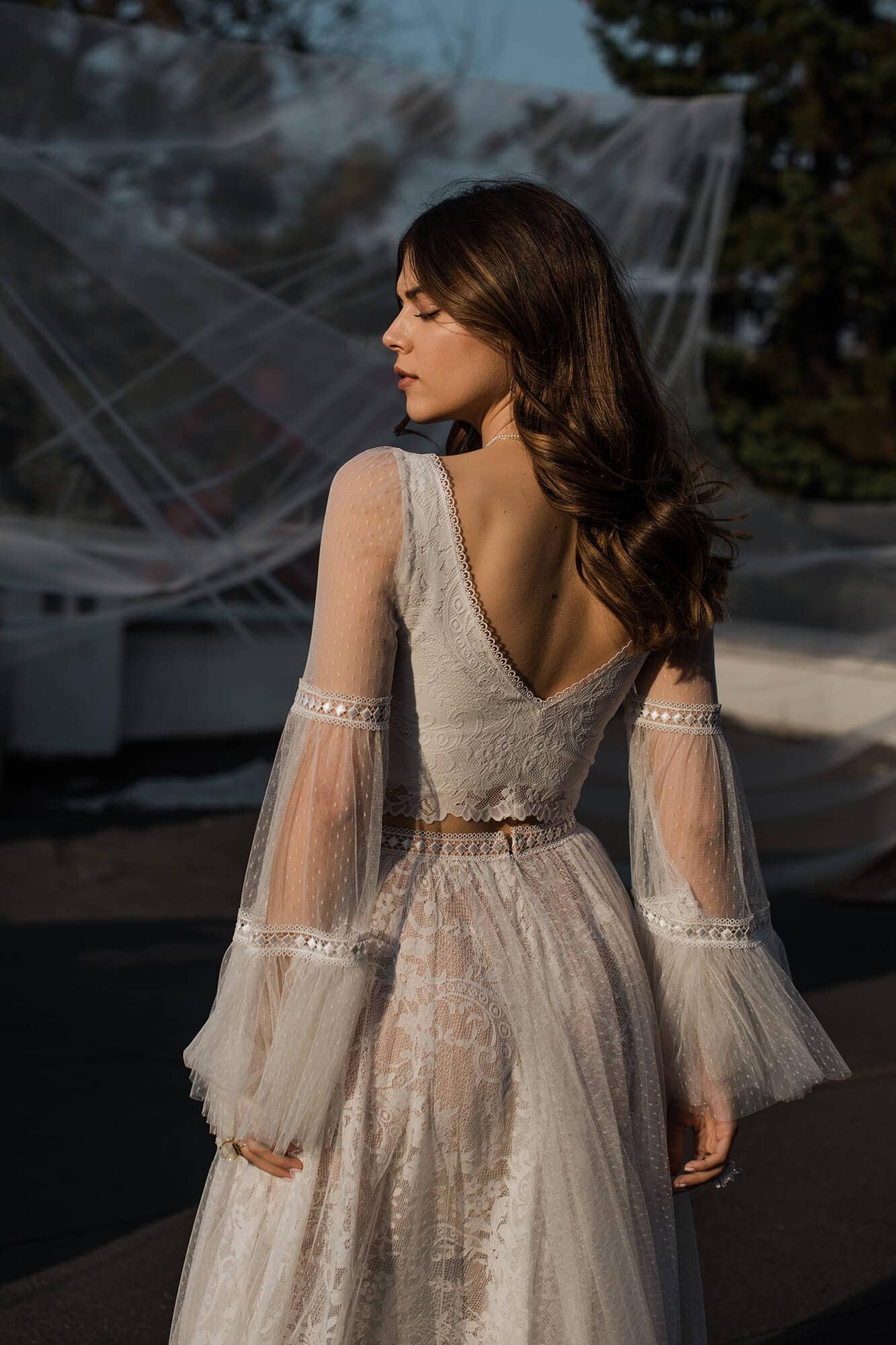 suknia ślubna z długimi, przezroczystymi rękawami i dekoltem w serek z tyłu