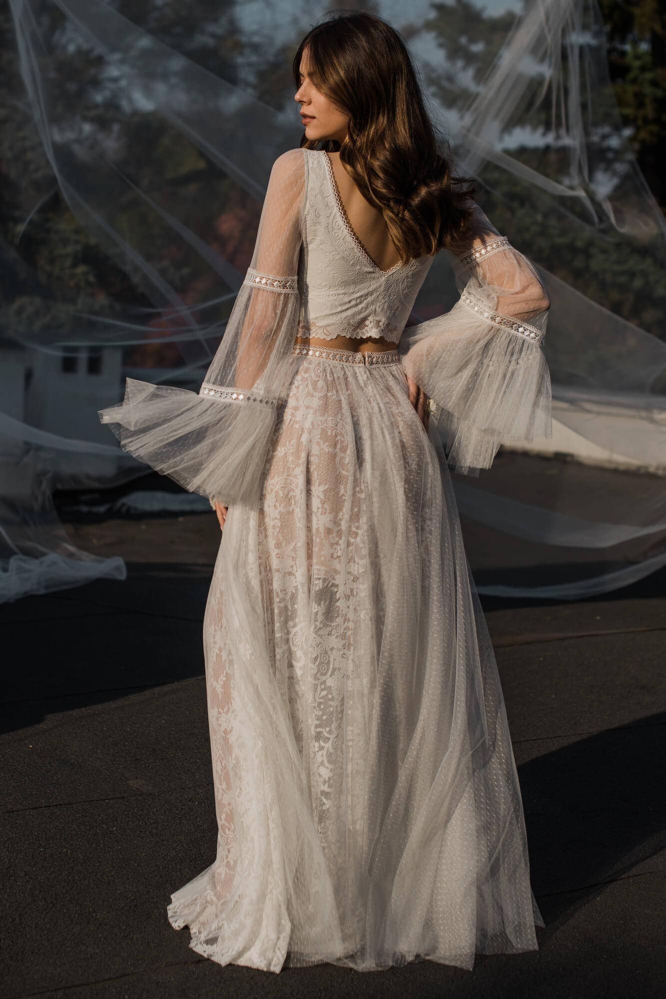 suknia ślubna z długimi rękawami, koronkowym wykończeniem i tiulowym trenem