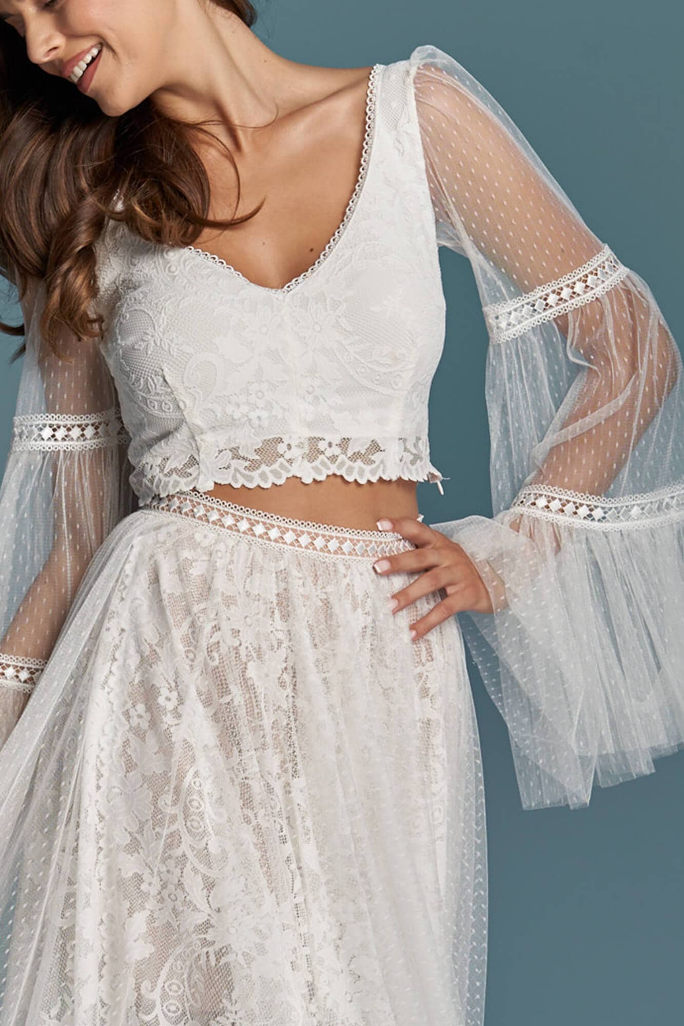 suknia ślubna z koronkowym topem i długimi, przezroczystymi rękawami