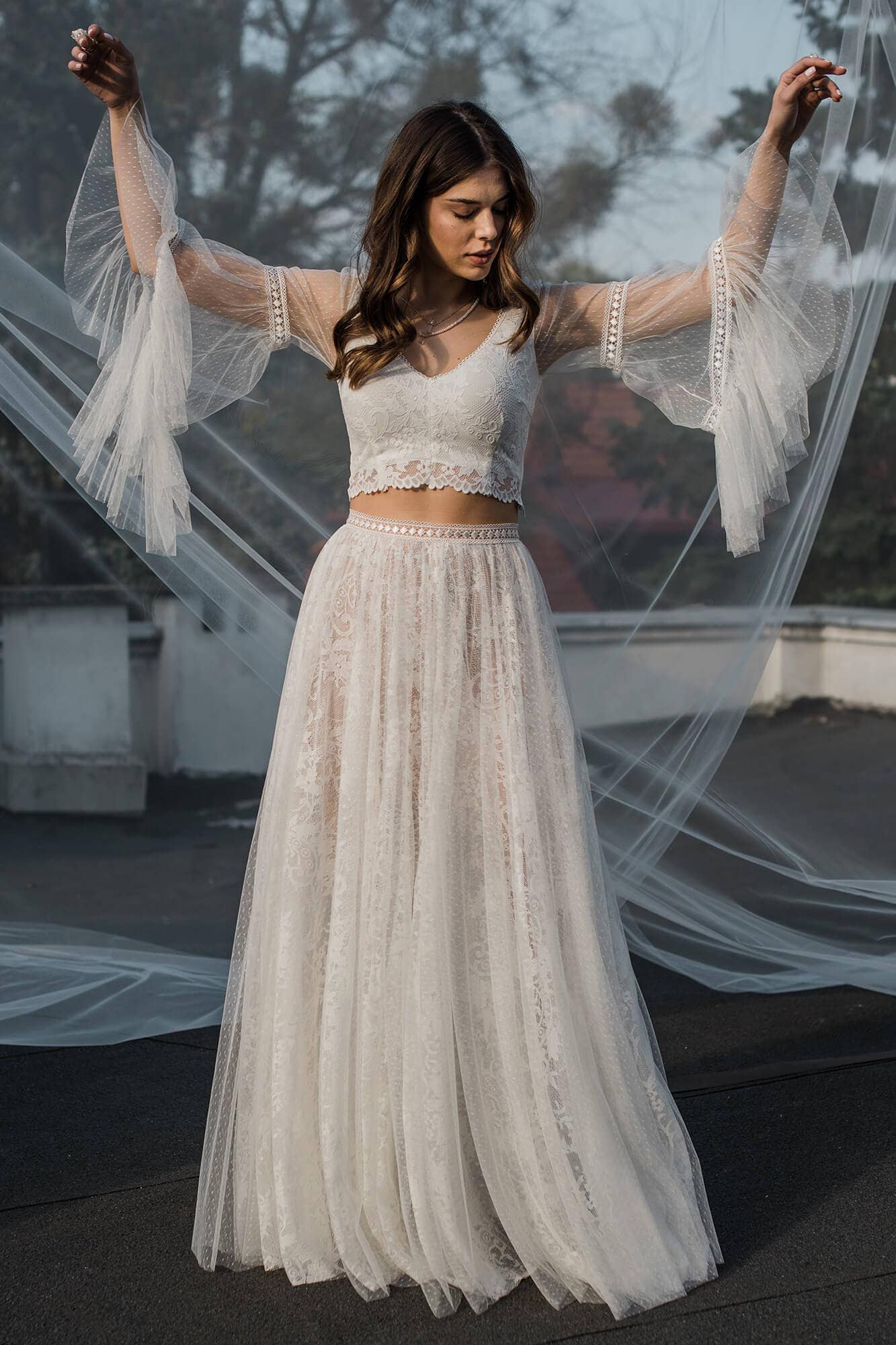 Suknia ślubna z koronkowym topem i długą, zwiewną spódnicą.