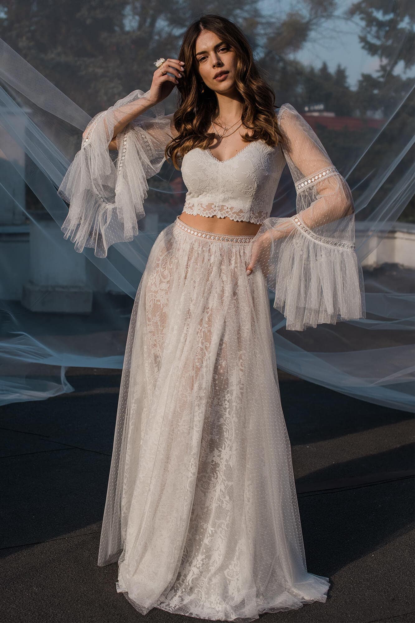 suknia ślubna z koronkowym gorsetem i transparentnym dołem z falbaniastymi rękawami