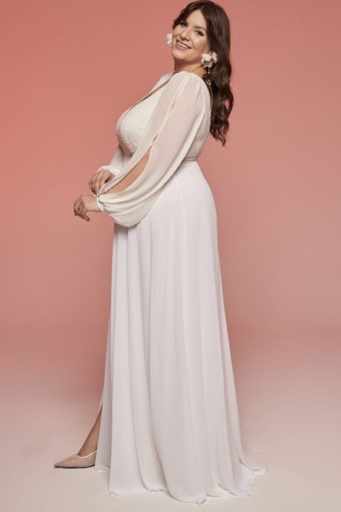 suknia ślubna z długimi rękawami, dekoltem i rozcięciem, w kolorze białym