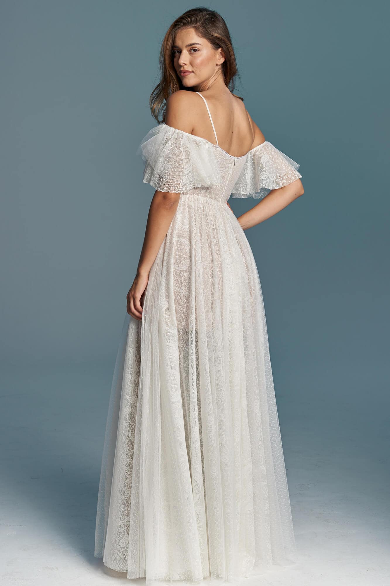 suknia ślubna z odkrytymi ramionami i bufkami, z długim, zwiewnym dołem w kolorze białym