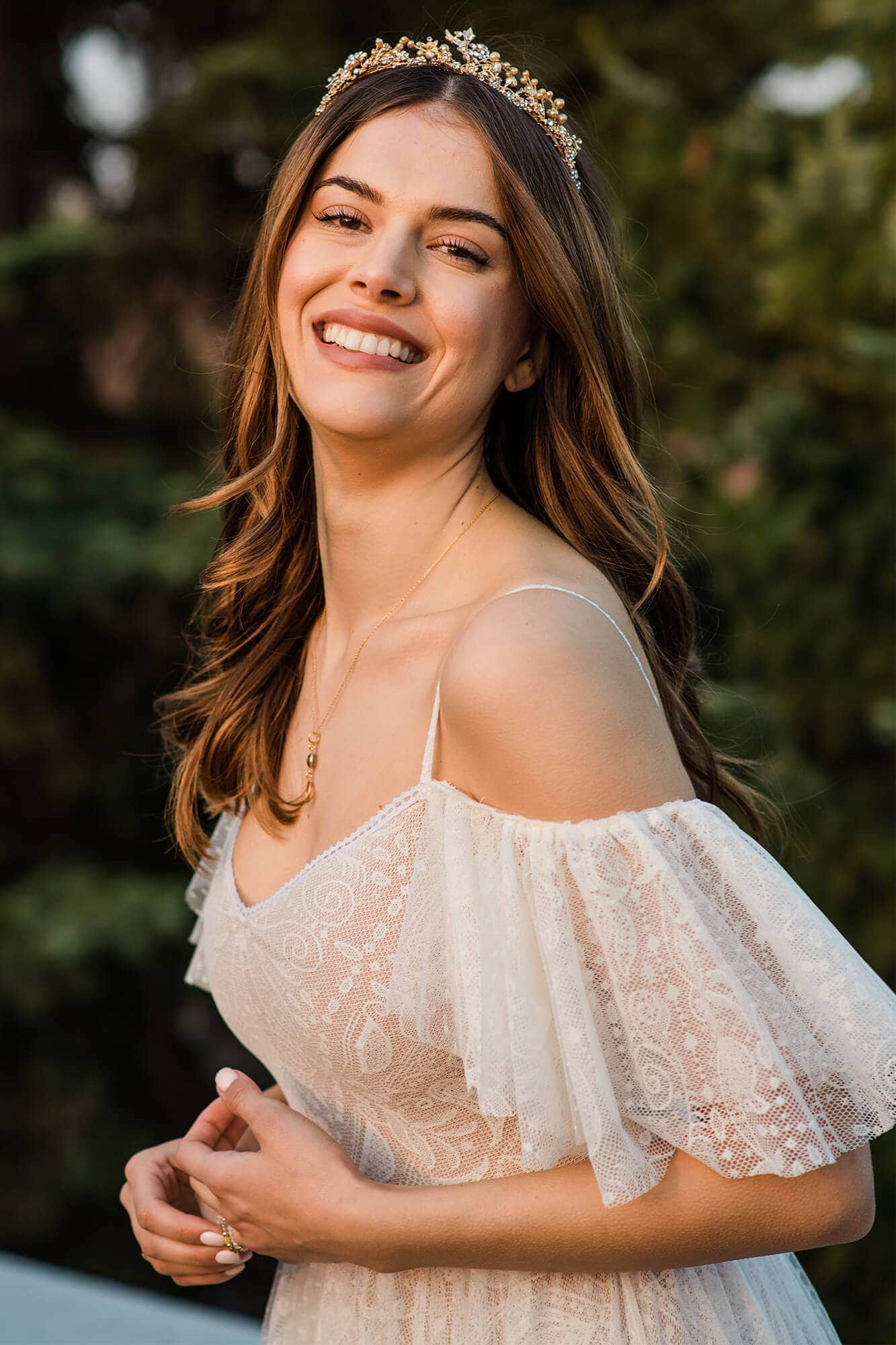 suknia ślubna z odkrytymi ramionami i koronkowymi detalami