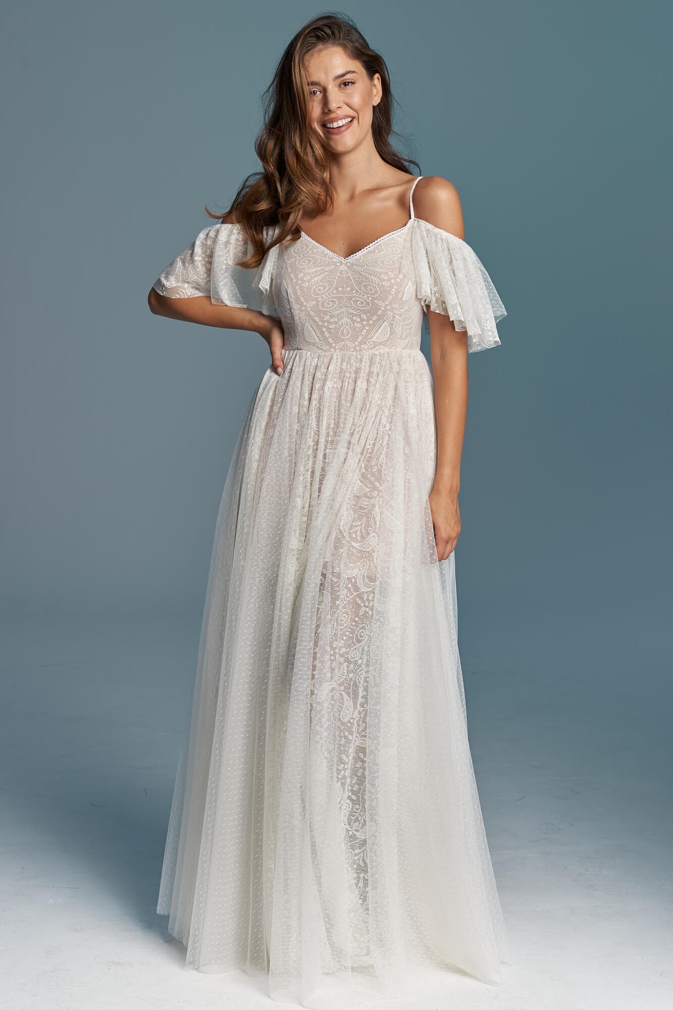 suknia ślubna z koronkowymi rękawami, dekoltem w serek i długą, zwiewną spódnicą