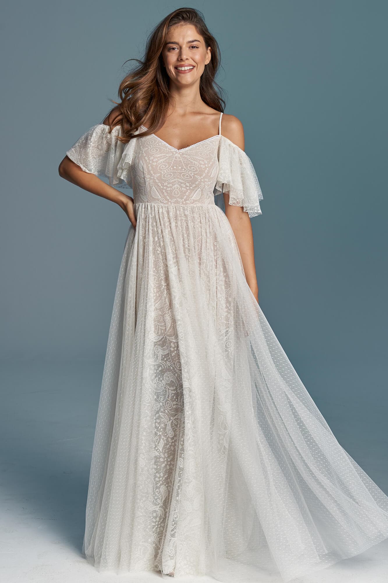 suknia ślubna z koronkowym zdobieniem i delikatnymi rękawami, w kolorze białym