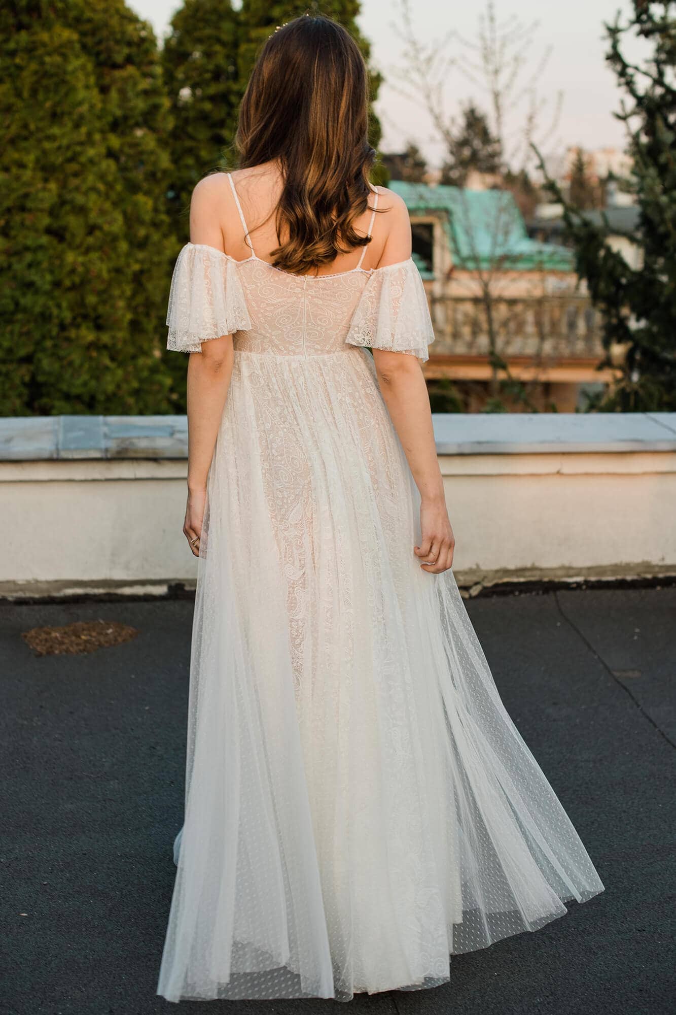 suknia ślubna z odkrytymi ramionami i tiulowymi rękawami, widok z tyłu