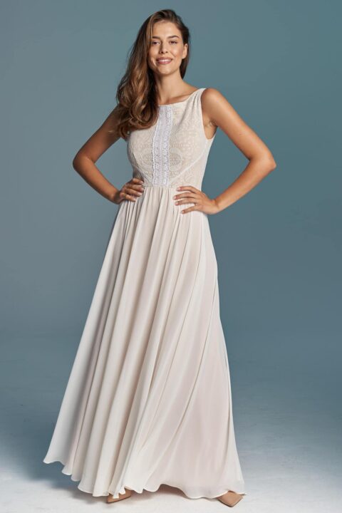 suknia ślubna z delikatnymi ramiączkami i koronkowym wykończeniem z przodu