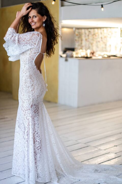 suknia ślubna z długimi rękawami, koronkowym wzorem i odkrytymi plecami