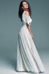 suknia ślubna z odkrytymi ramionami i długim, zwiewnym dołem