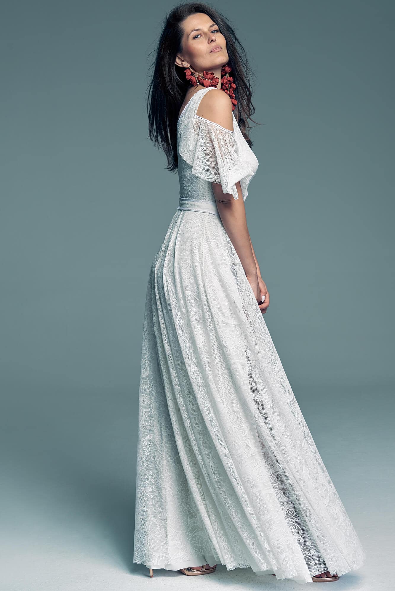 suknia ślubna z odkrytymi ramionami i długim, zwiewnym dołem