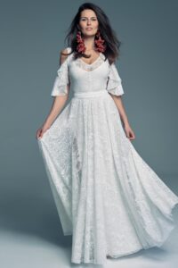 suknia ślubna z koronkowym wzorem, długimi rękawami i rozkloszowanym dołem